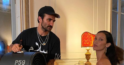 بيلا حديد تظهر شبه عارية مع رجل غريب